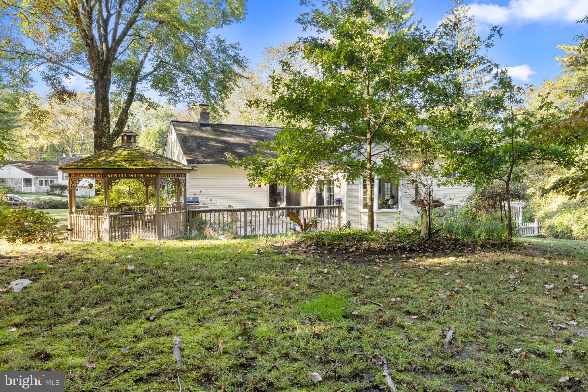 15 Pebble Woods Dr N