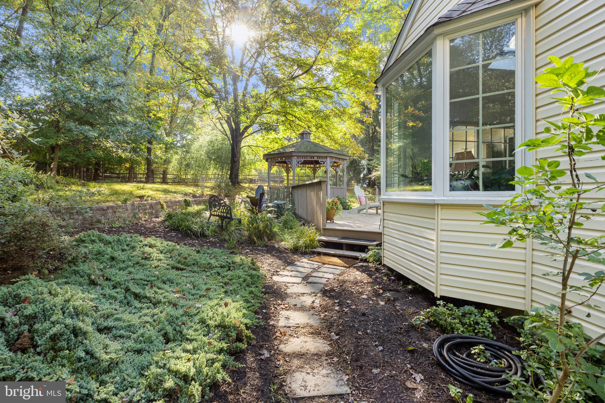 15 Pebble Woods Dr N