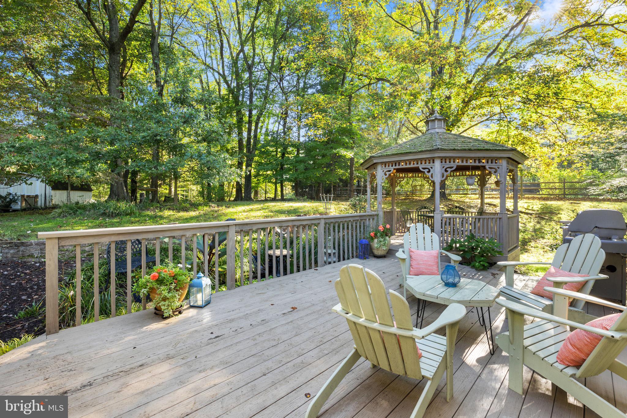 15 Pebble Woods Dr N