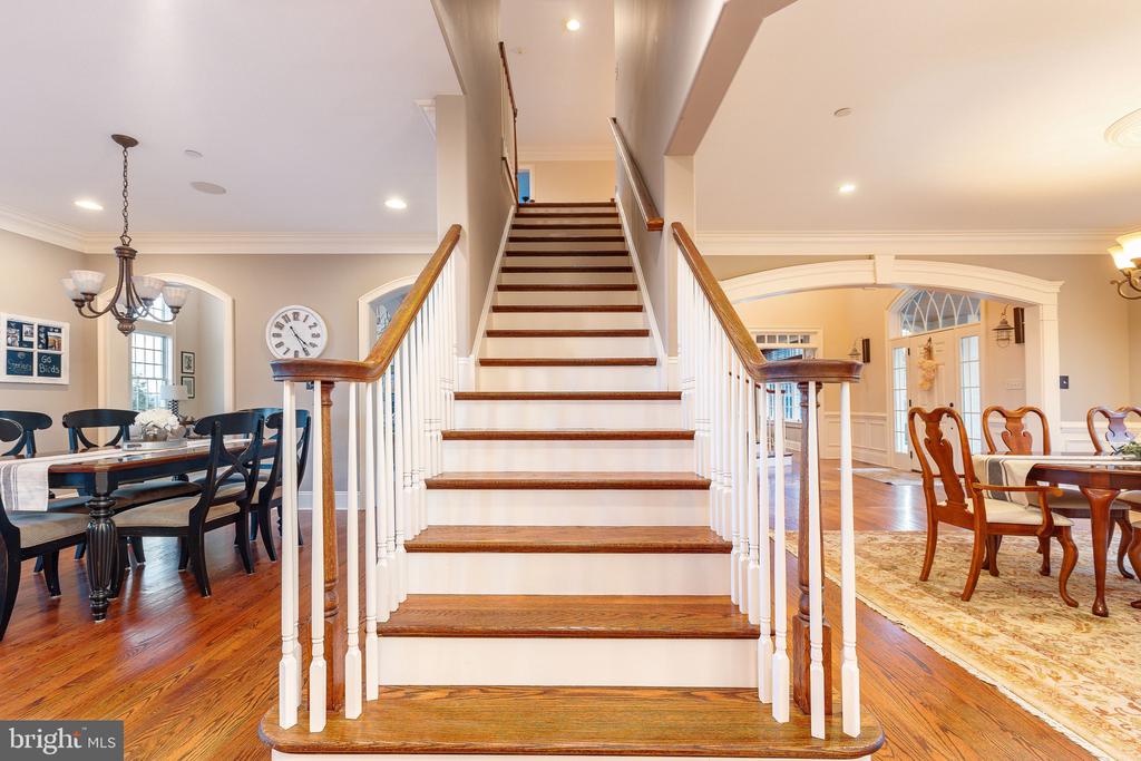 5829 RIDGEVIEW DRIVE