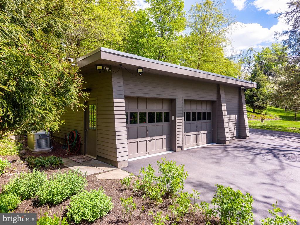 372 BROWNSBURG ROAD