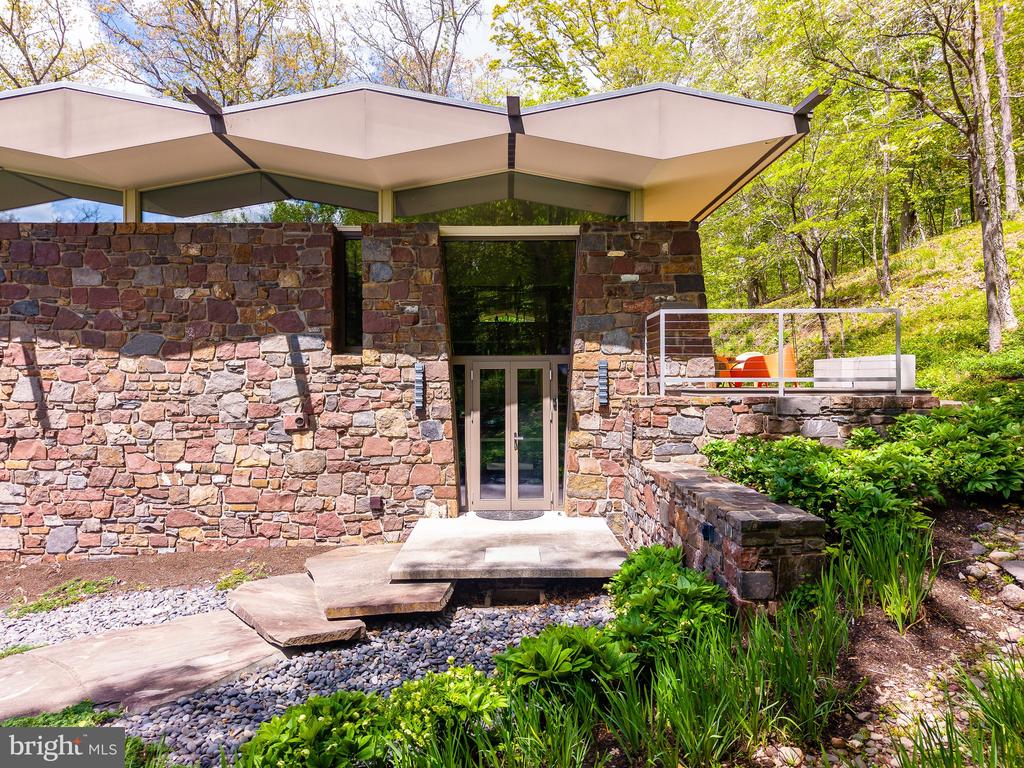 372 BROWNSBURG ROAD