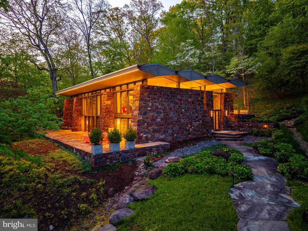 372 BROWNSBURG ROAD