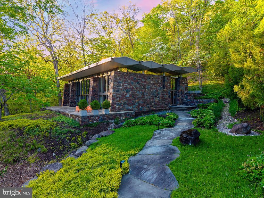372 BROWNSBURG ROAD