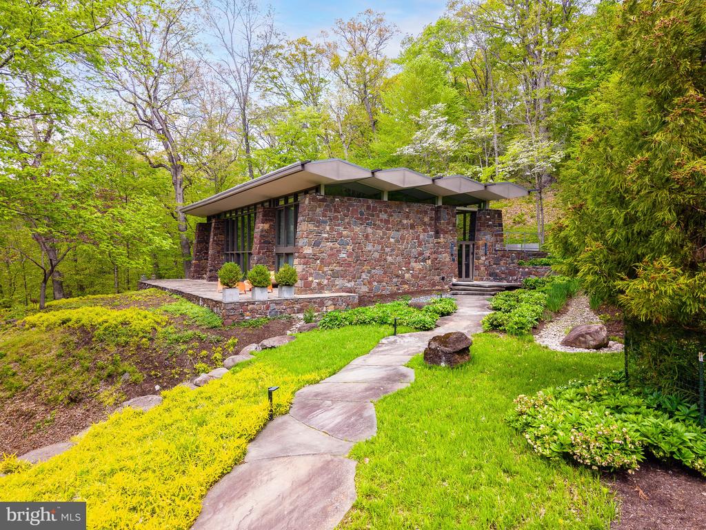 372 BROWNSBURG ROAD