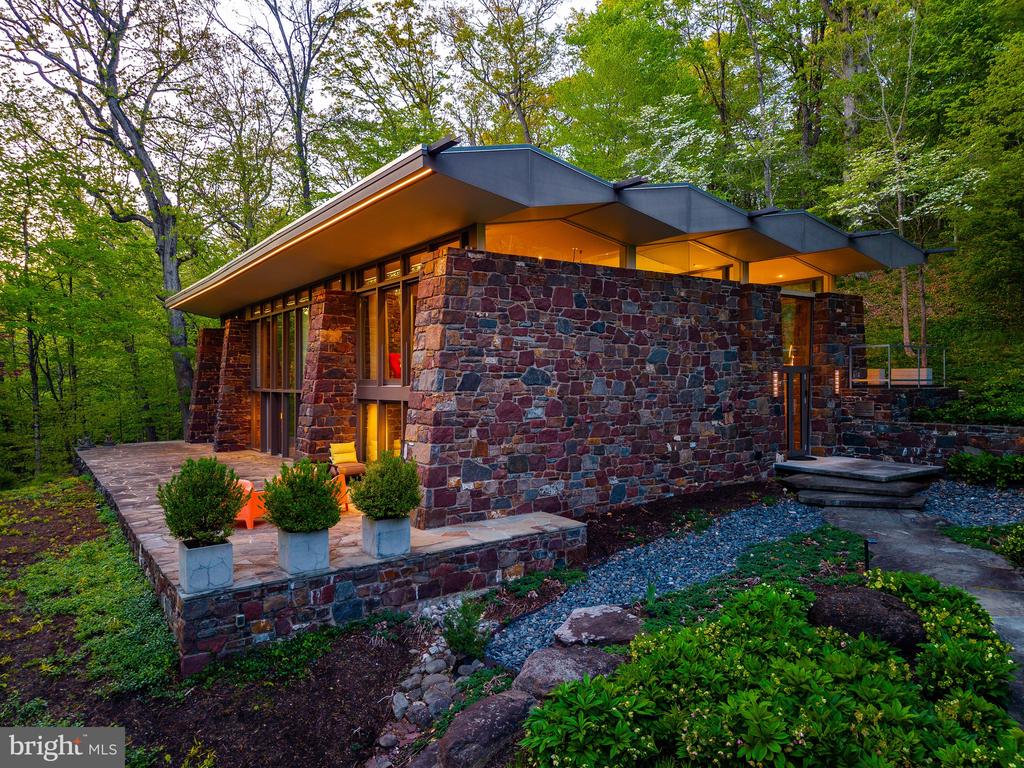 372 BROWNSBURG ROAD