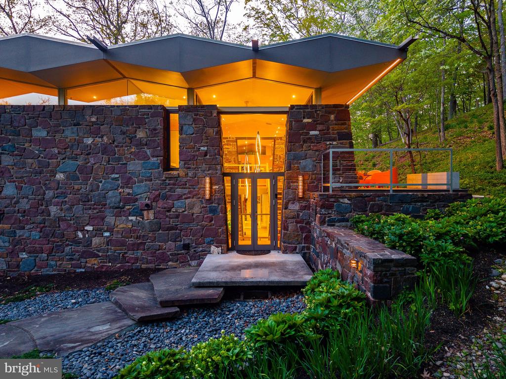 372 BROWNSBURG ROAD