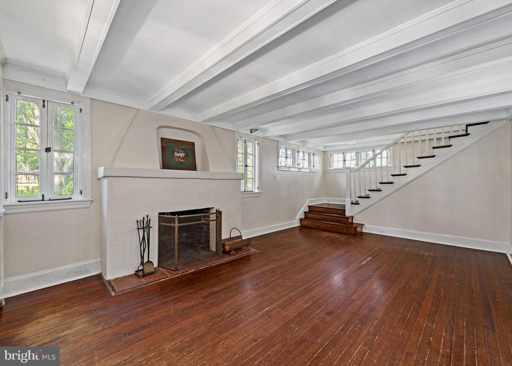 908 Edge Hill Rd