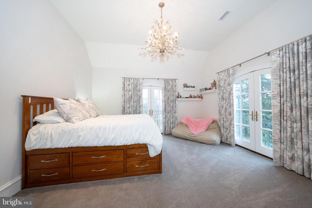 1122 BRYNLAWN ROAD