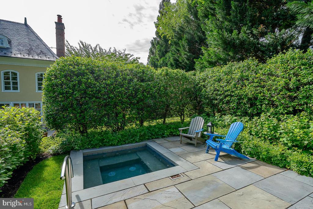 1122 BRYNLAWN ROAD