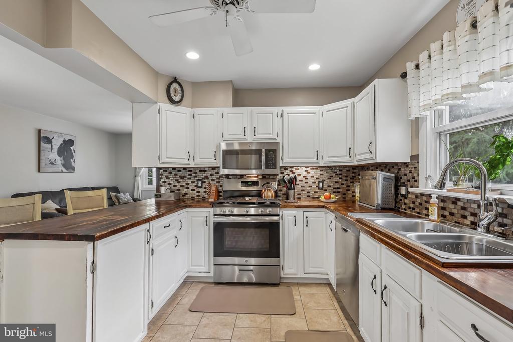 1813 FITZWATERTOWN ROAD
