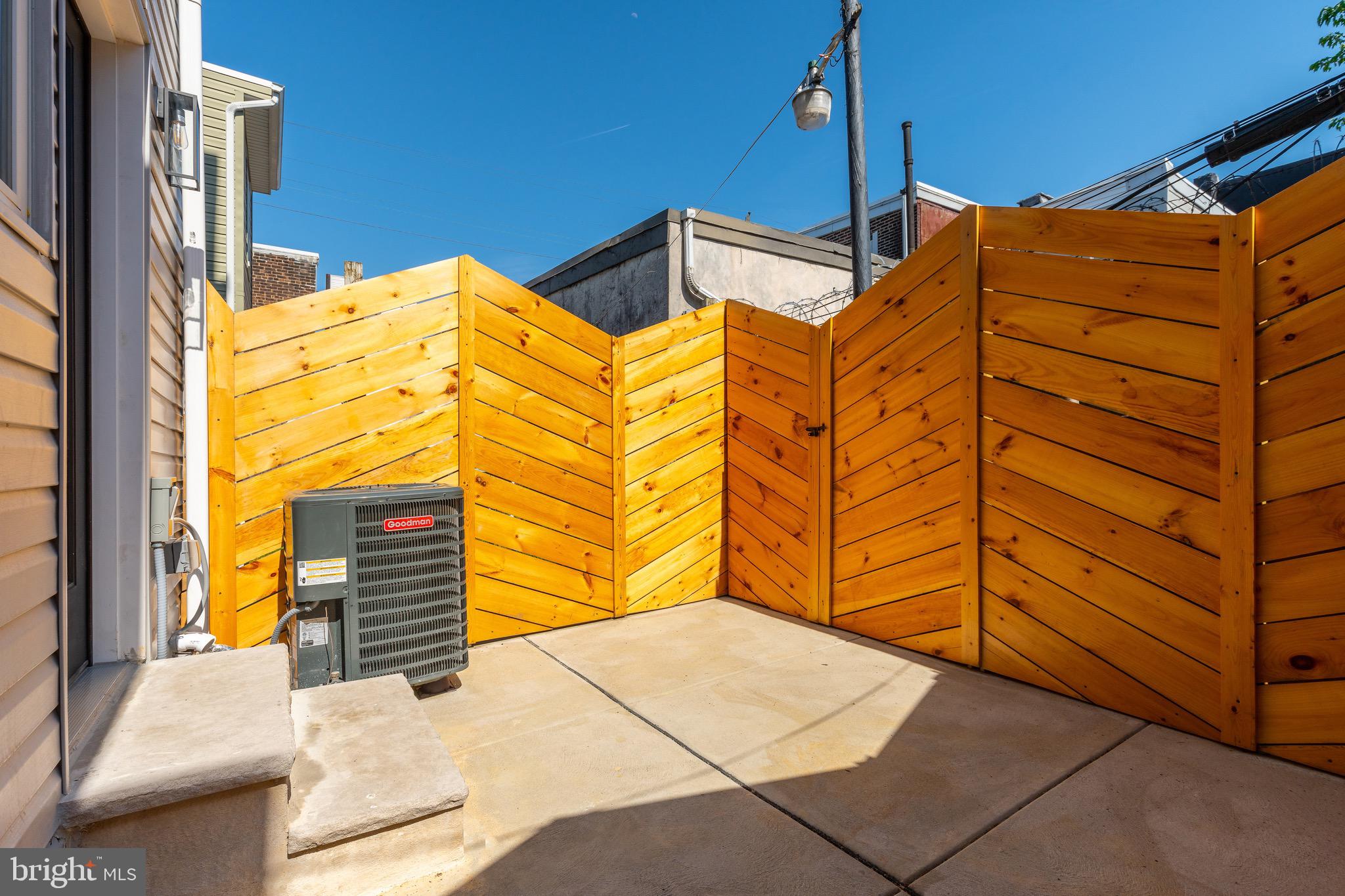 2565 Tulip St