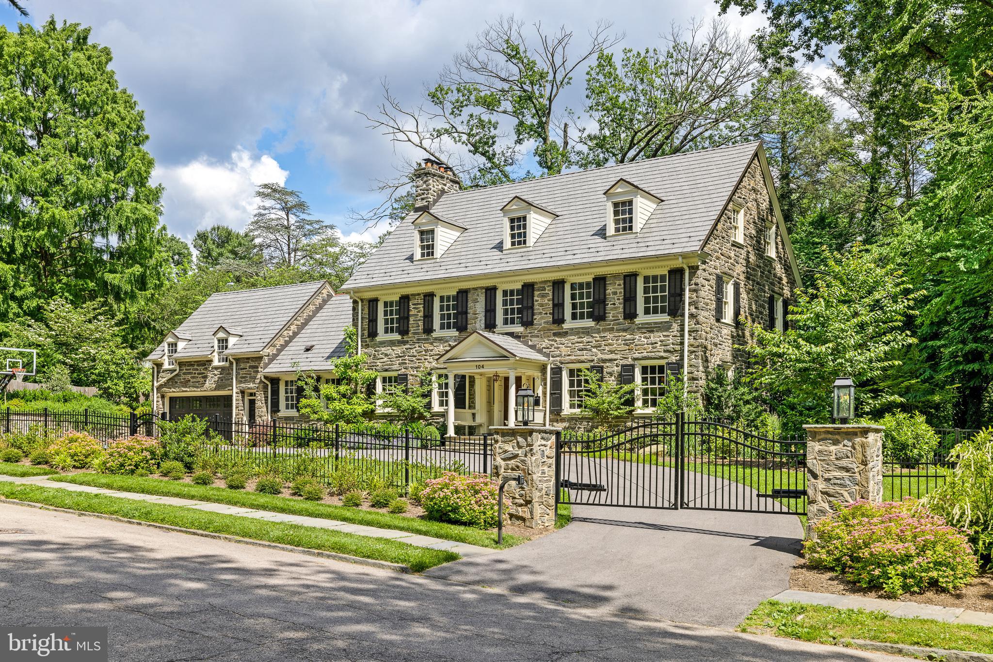 104 W Mermaid Ln