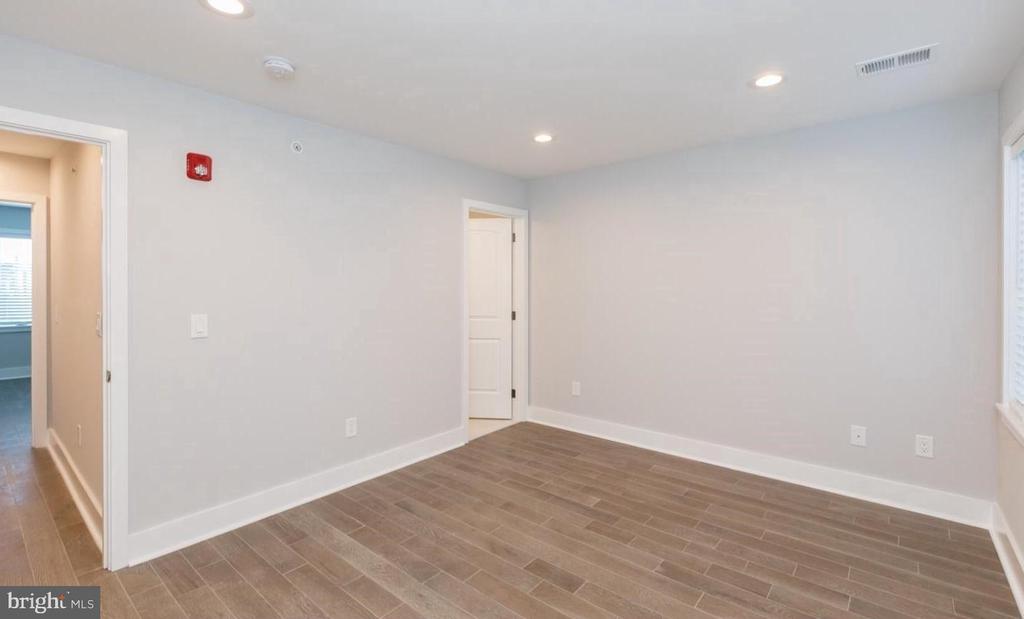 2564 FRANKFORD AVE #3R