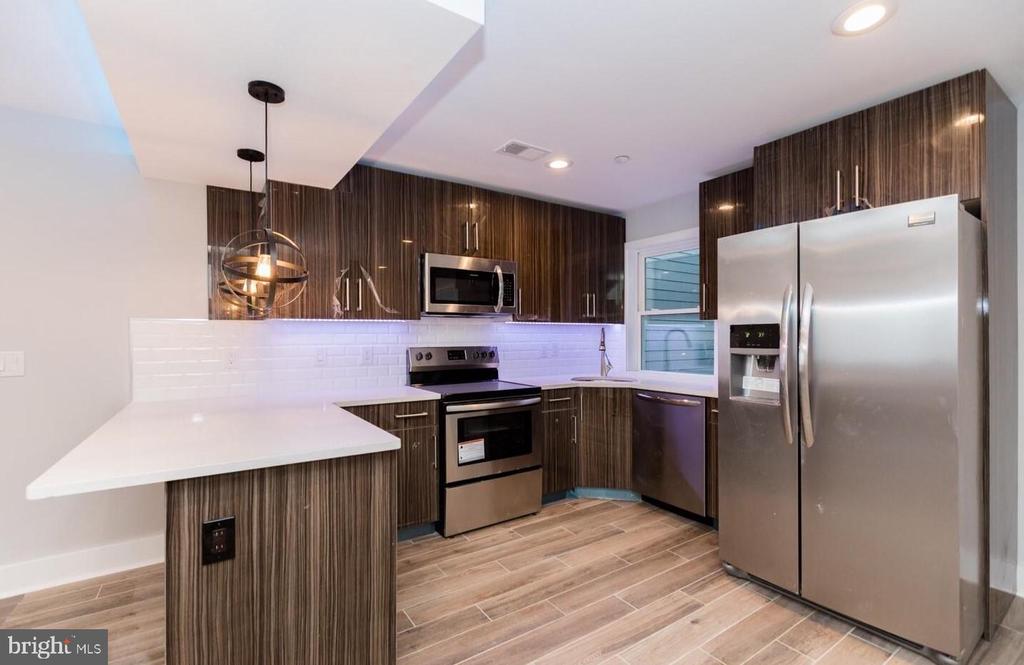 2564 FRANKFORD AVE #3R