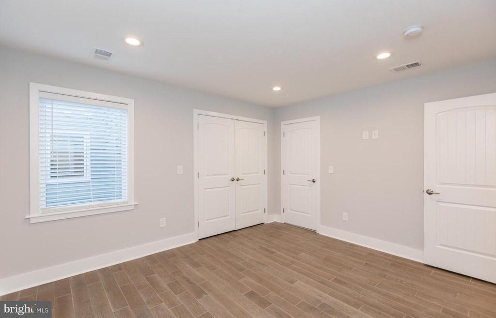 2564 FRANKFORD AVE #3R