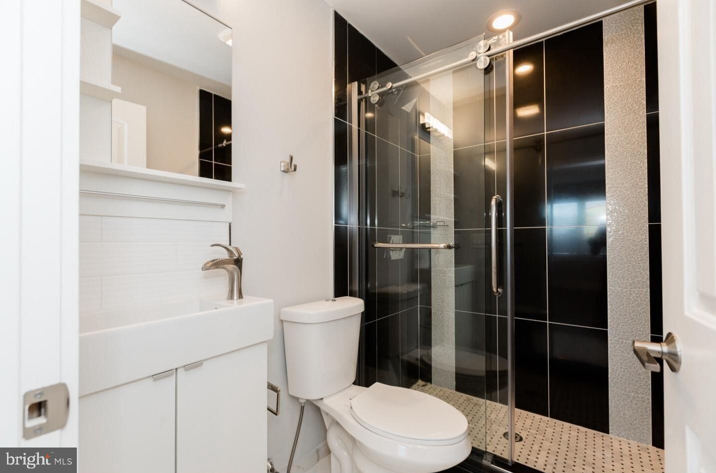 2564 FRANKFORD AVE #3R