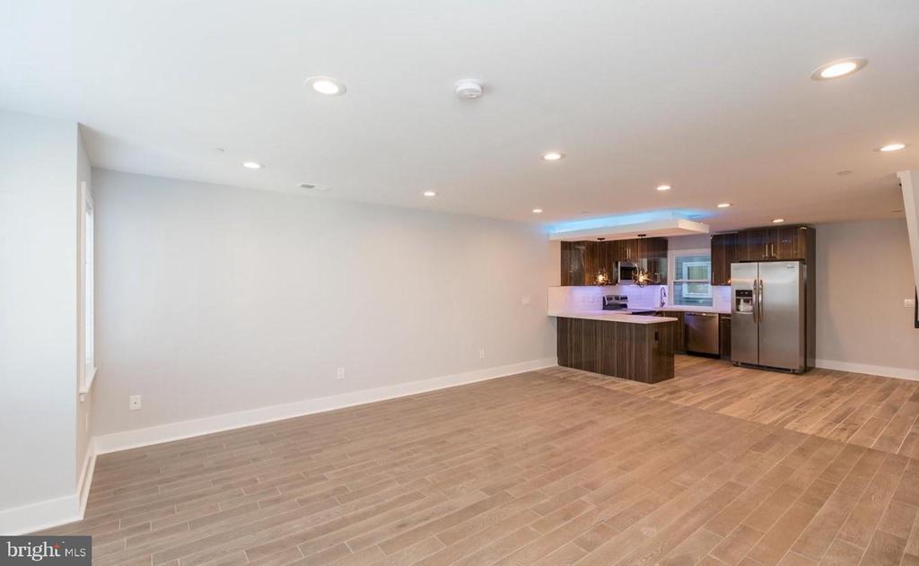 2564 FRANKFORD AVE #3R