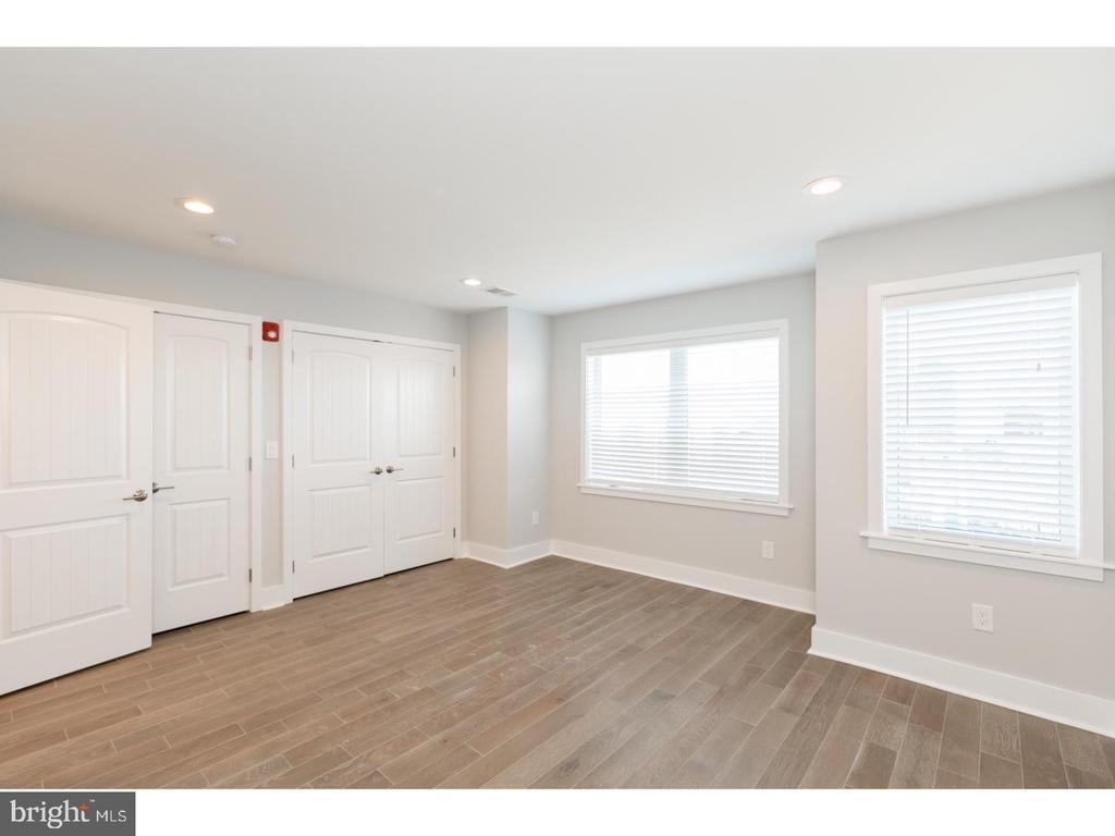 2564 FRANKFORD AVE #3R