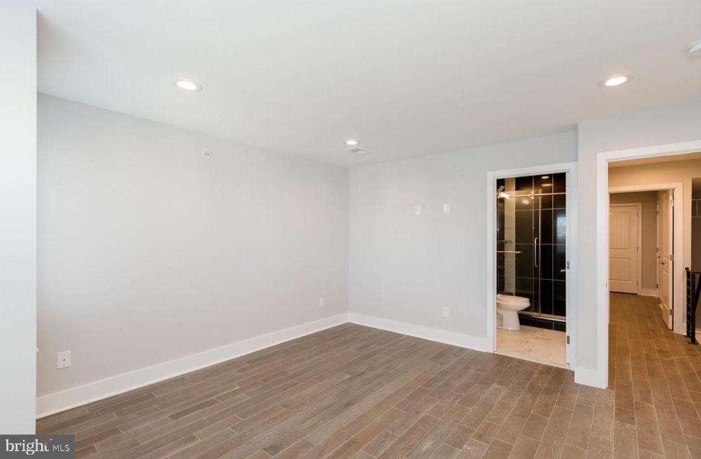 2564 FRANKFORD AVE #3R
