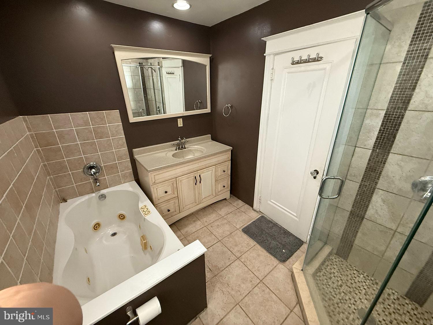 5902 E Roosevelt Blvd