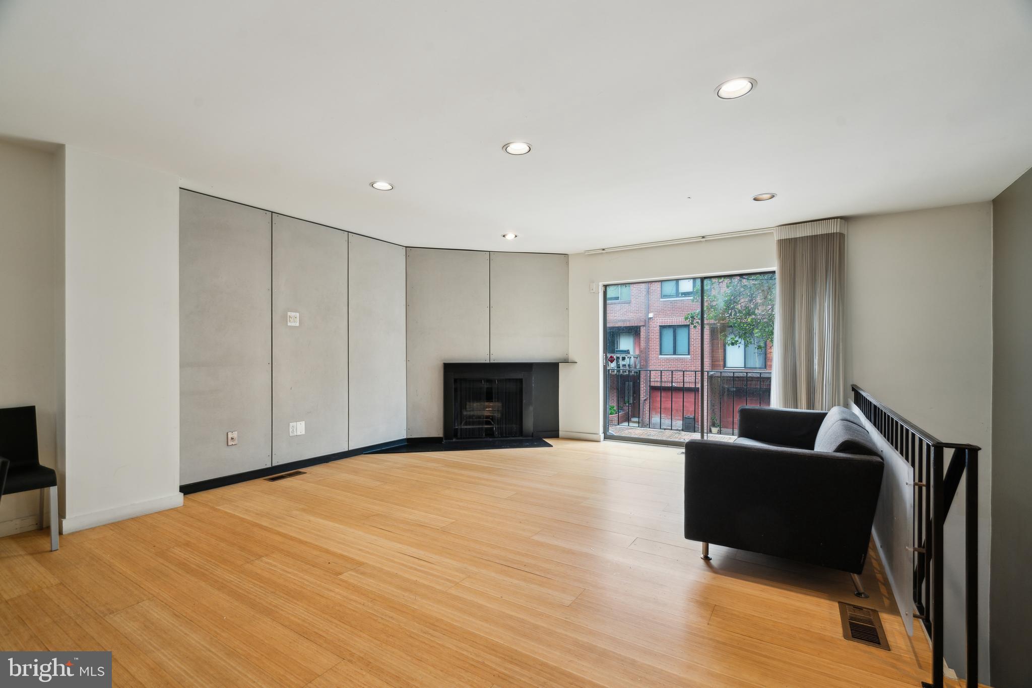 2213-25 Race St #202