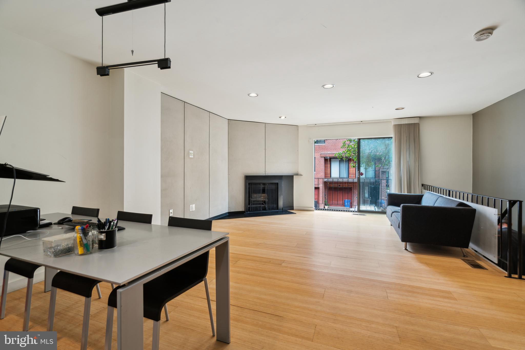 2213-25 Race St #202