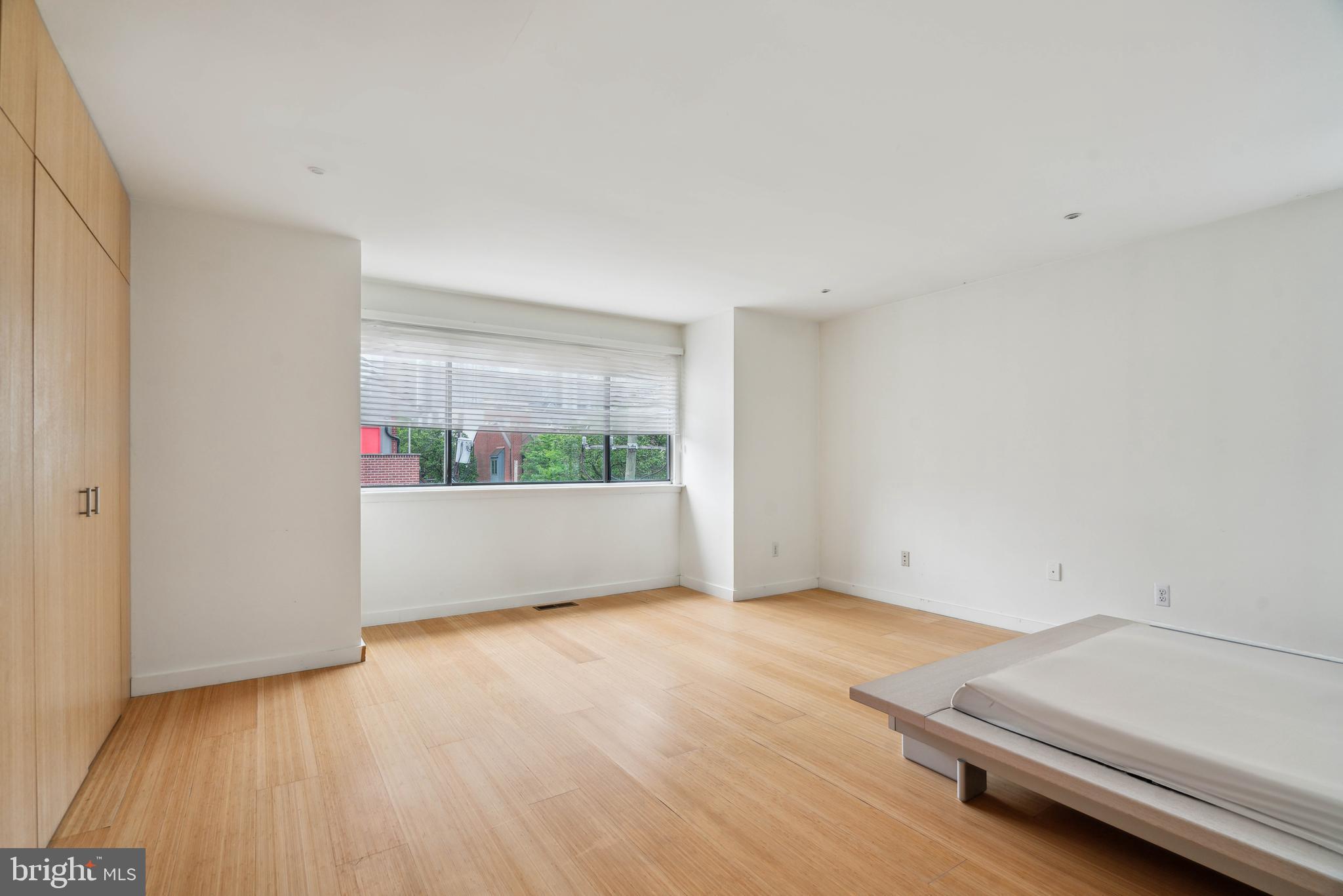 2213-25 Race St #202