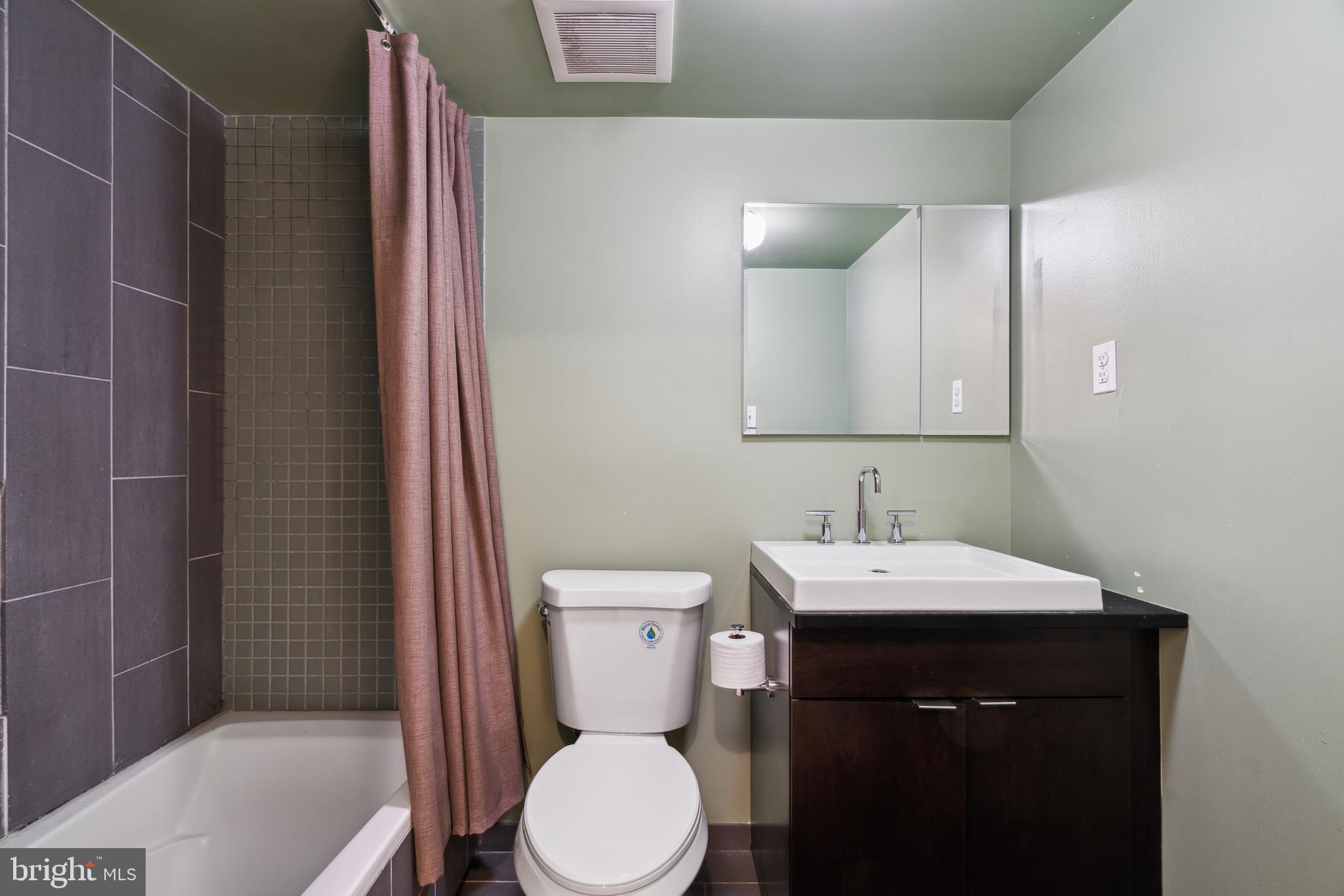 2213-25 Race St #202