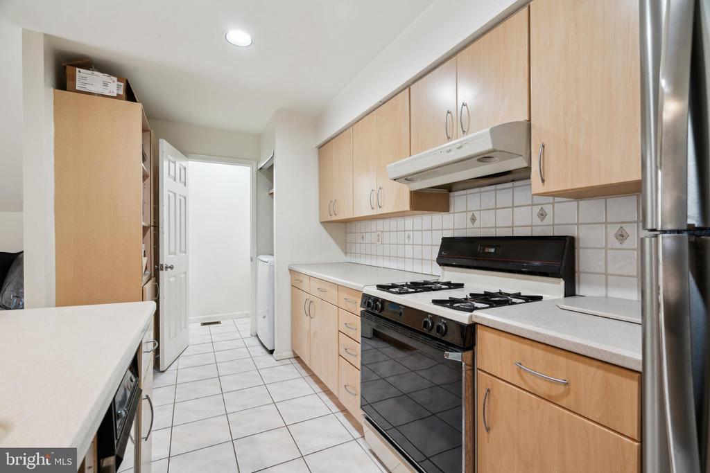 2213-25 Race St #202