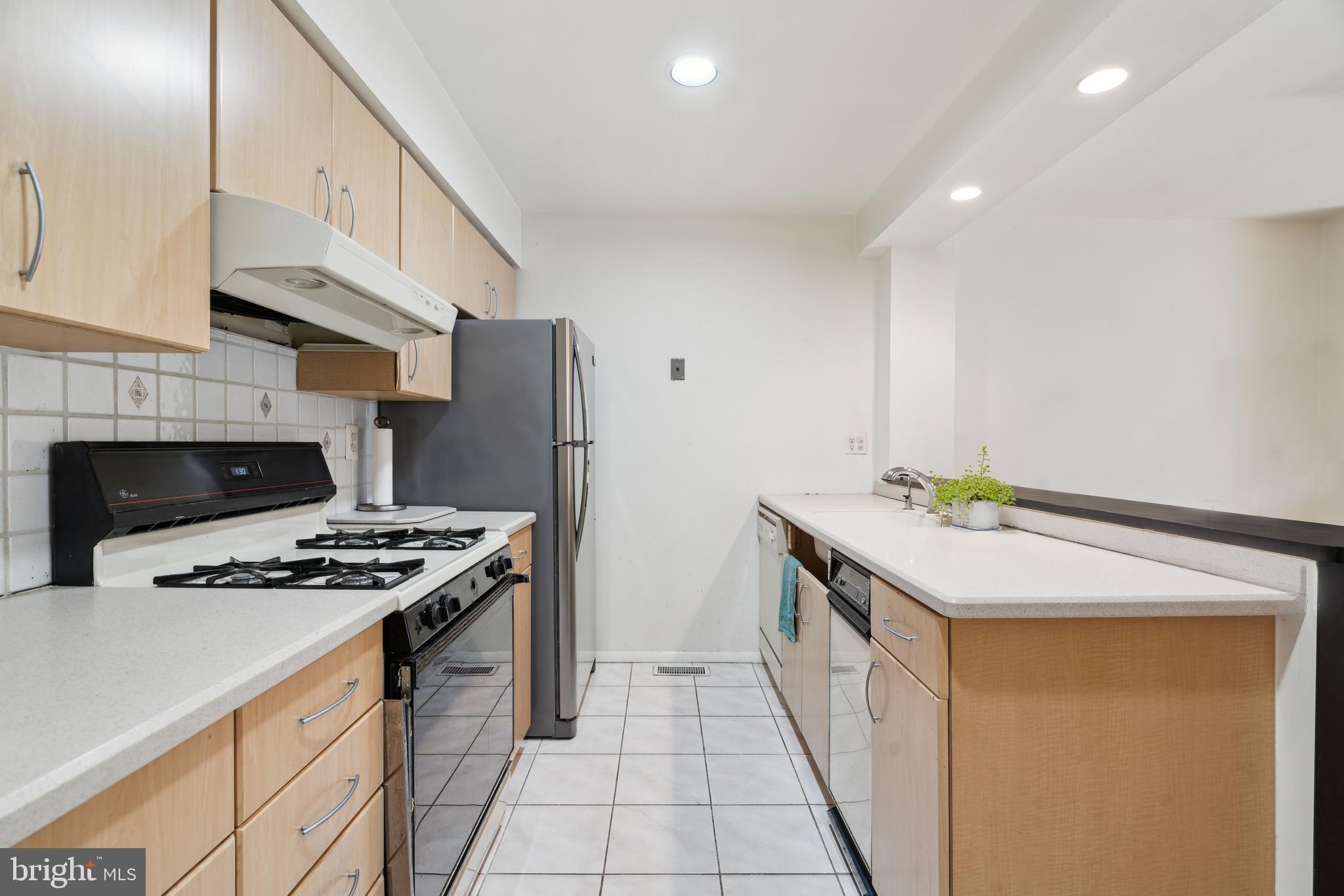 2213-25 Race St #202