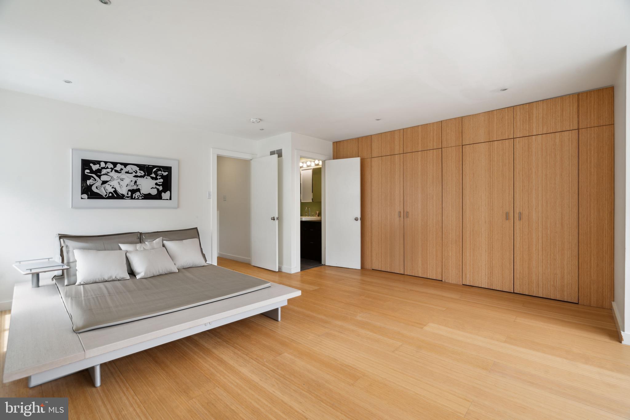 2213-25 Race St #202