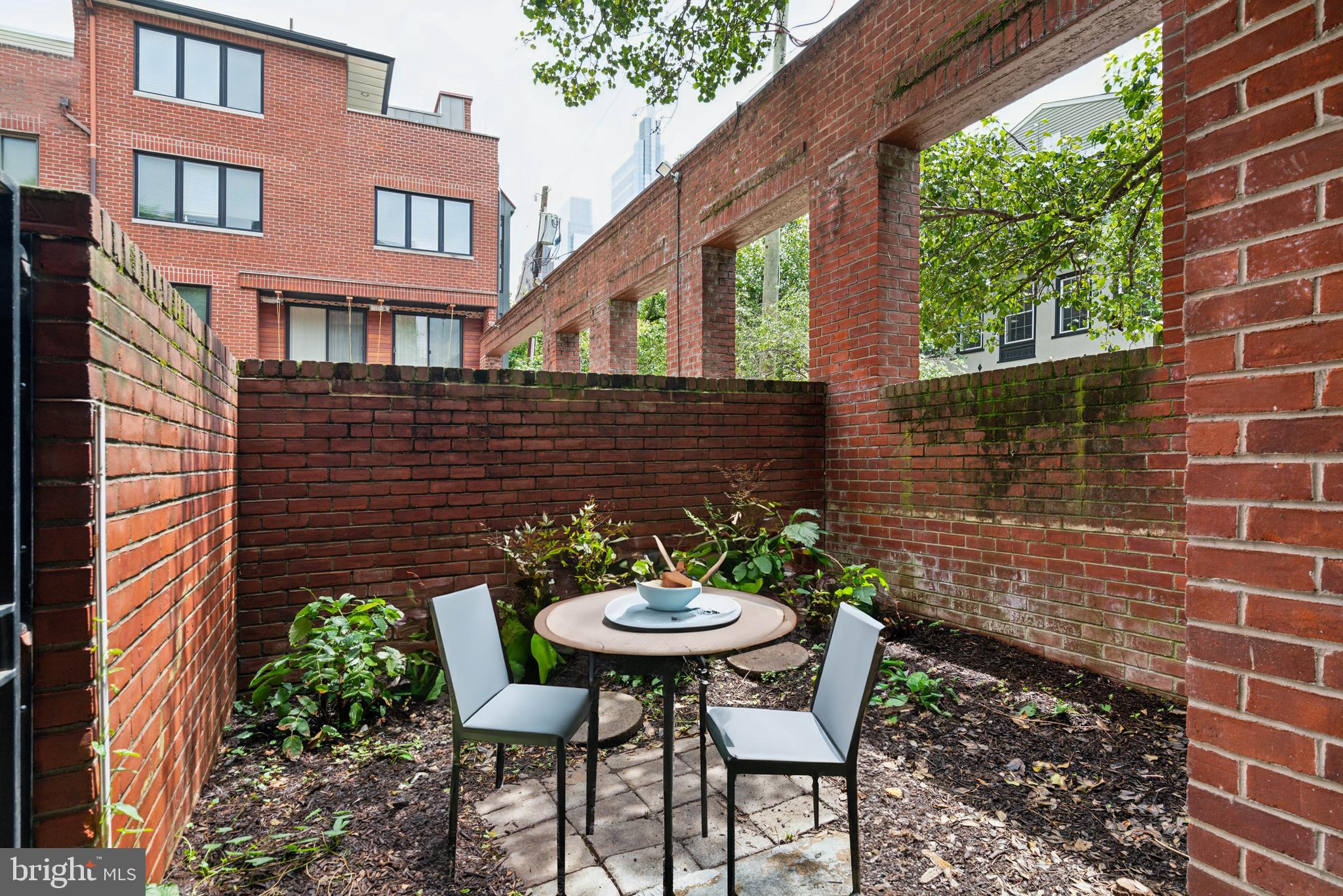 2213-25 Race St #202