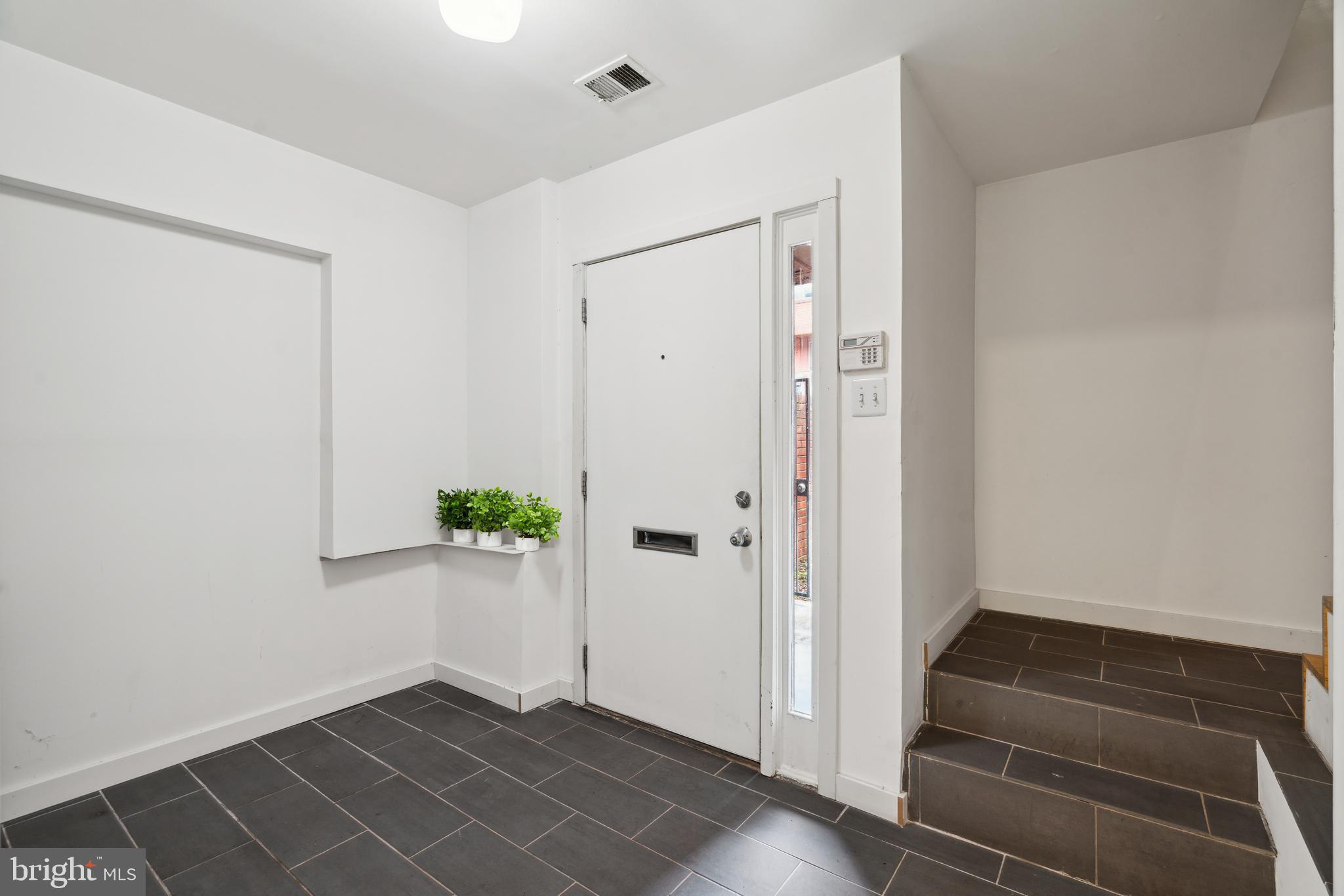 2213-25 Race St #202