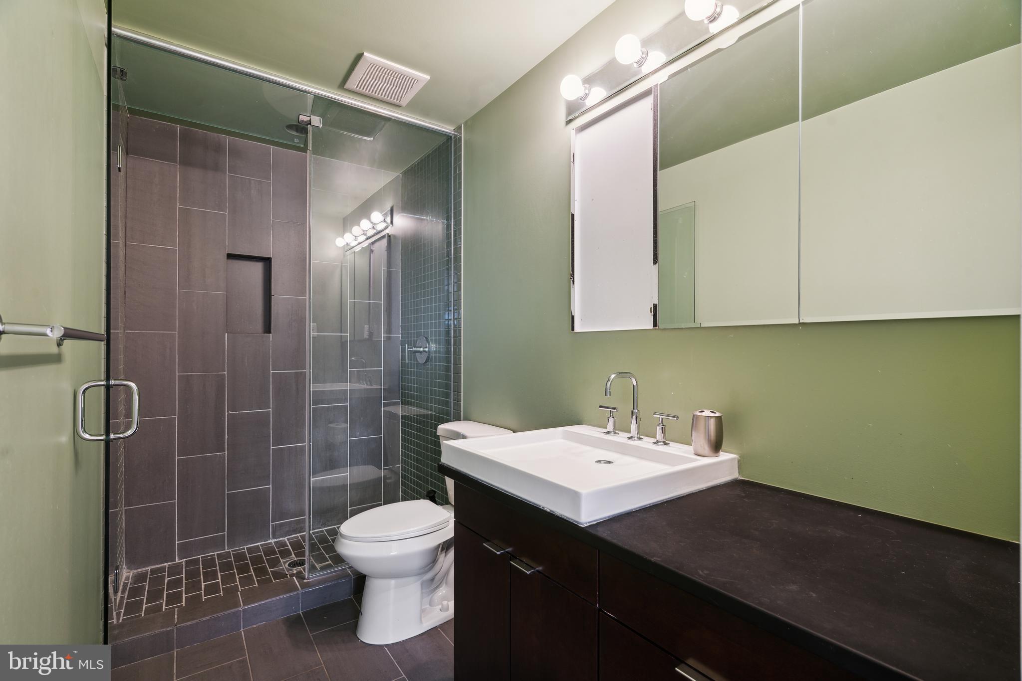 2213-25 Race St #202