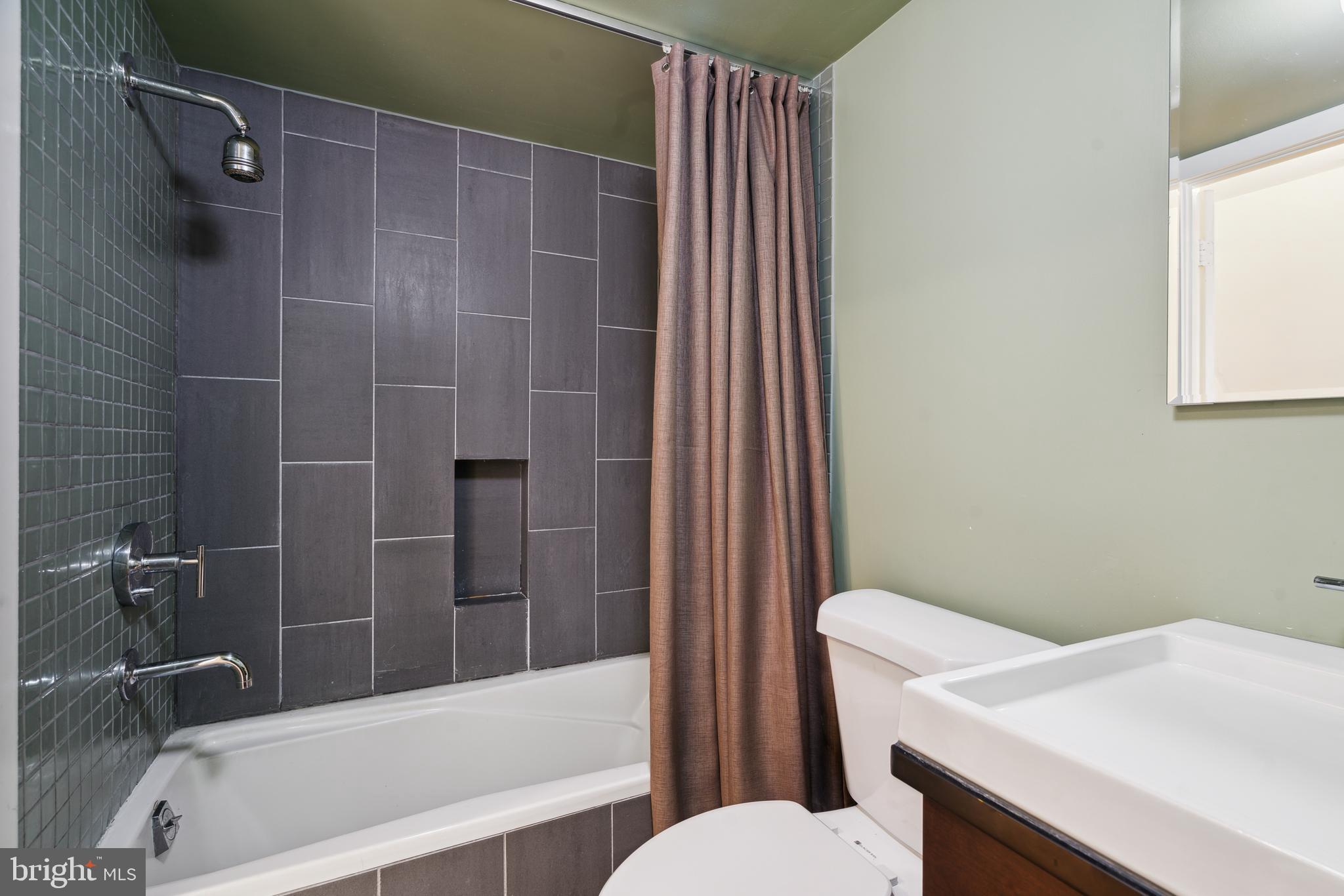 2213-25 Race St #202