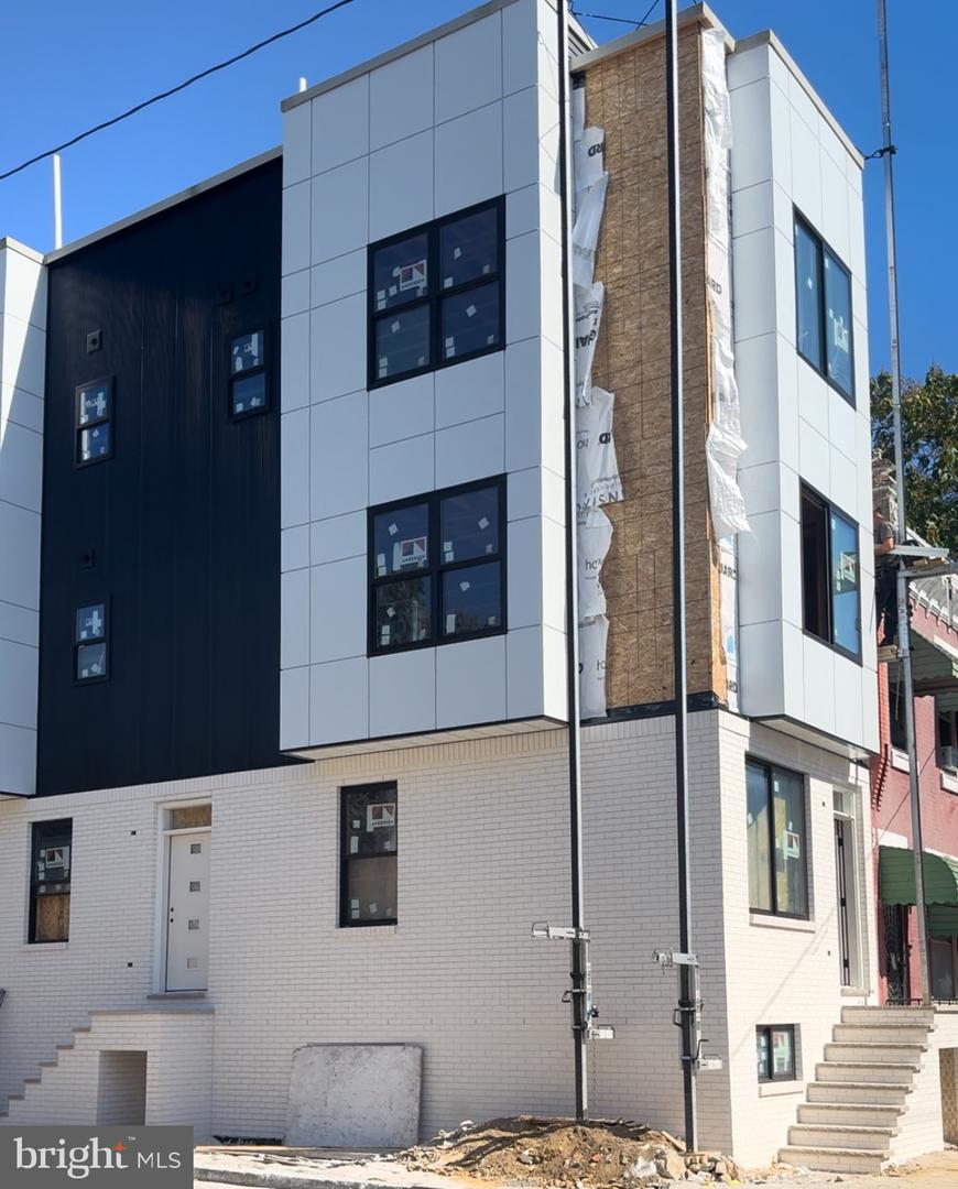 2713 W MONTGOMERY AVE