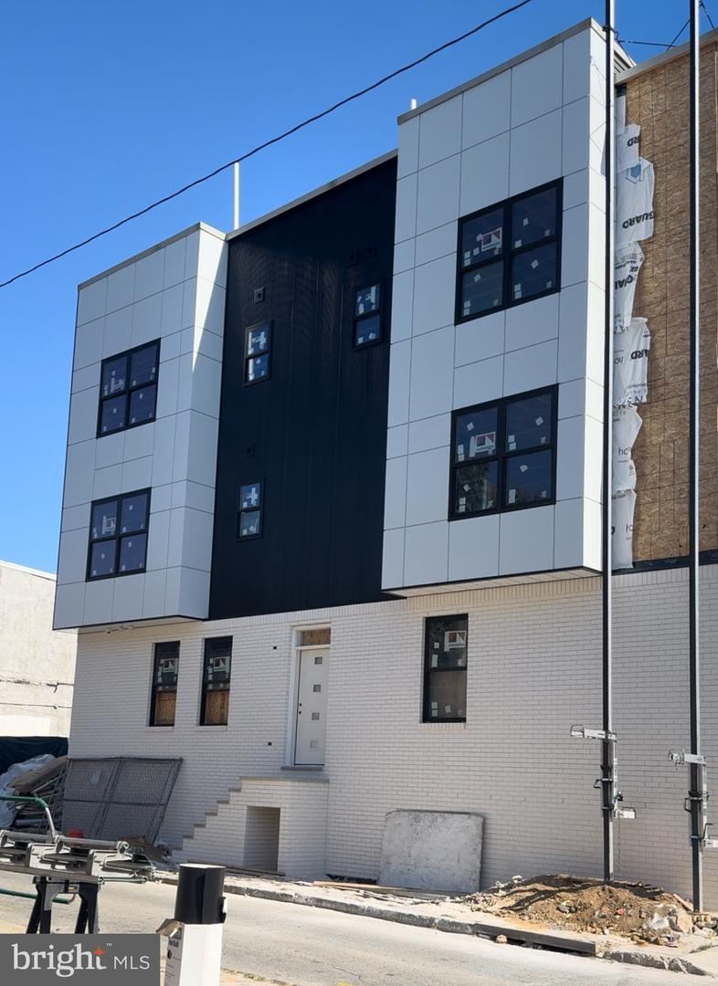 2713 W MONTGOMERY AVE