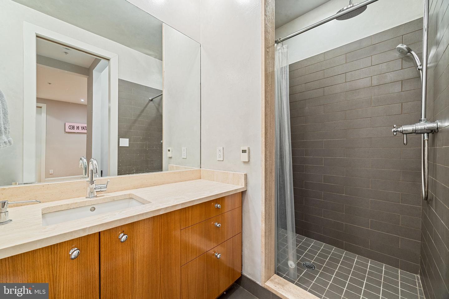 214-18 New St #B