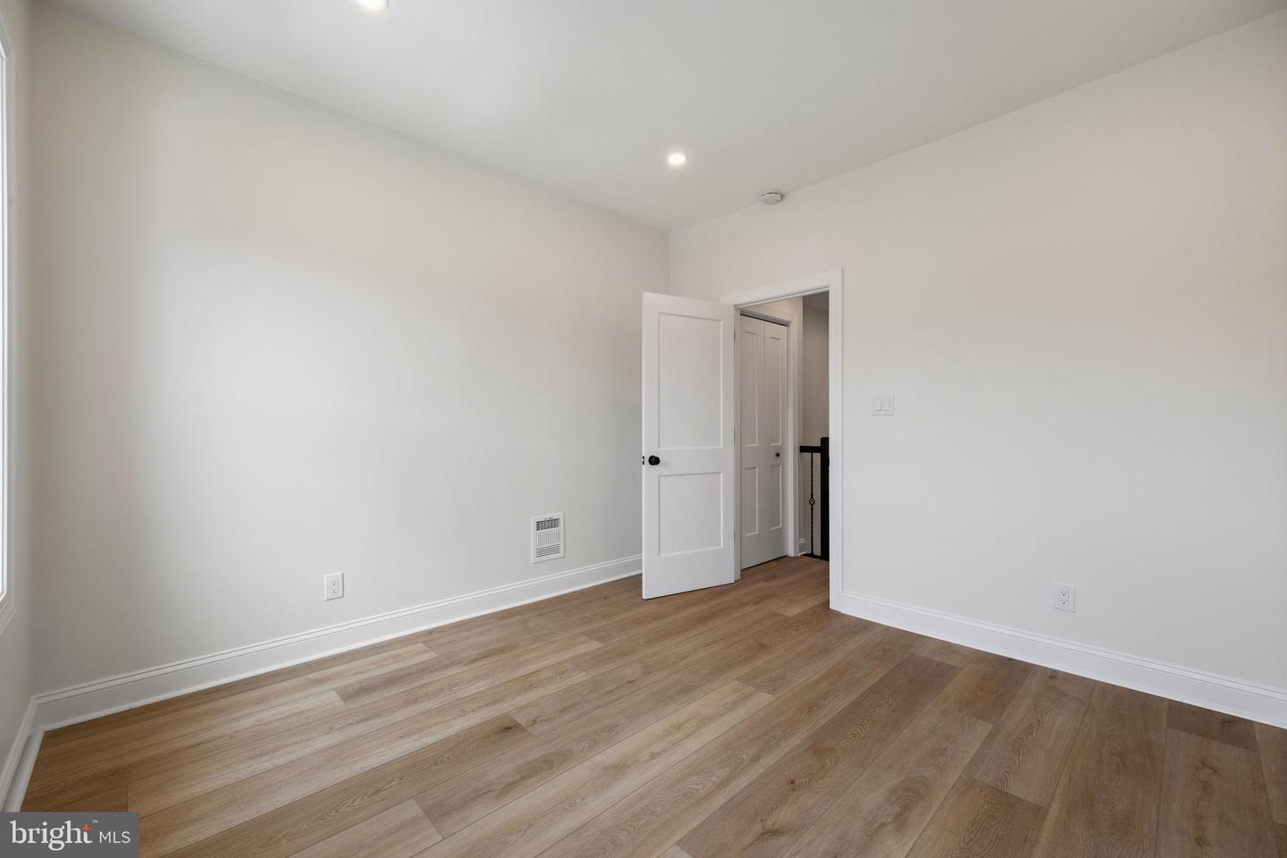 335 Daly St