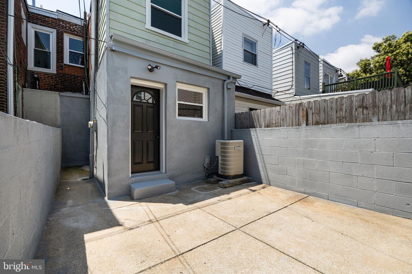 335 Daly St