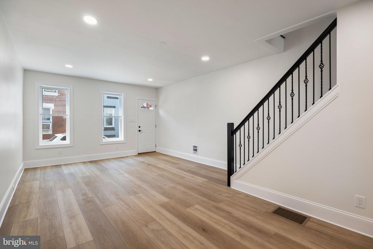 335 Daly St