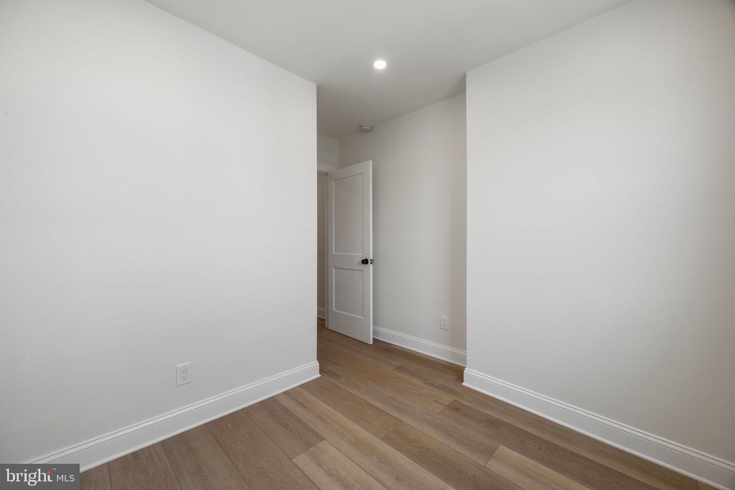 335 Daly St