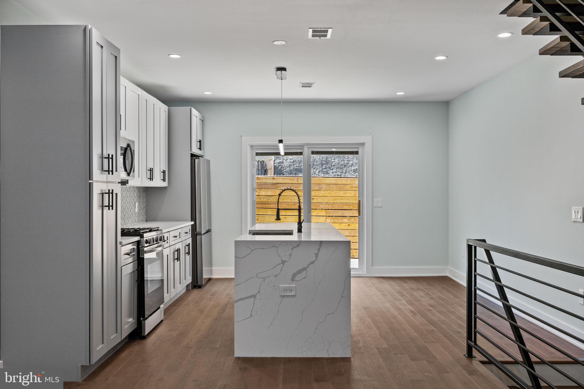 2202 E HUNTINGDON STREET