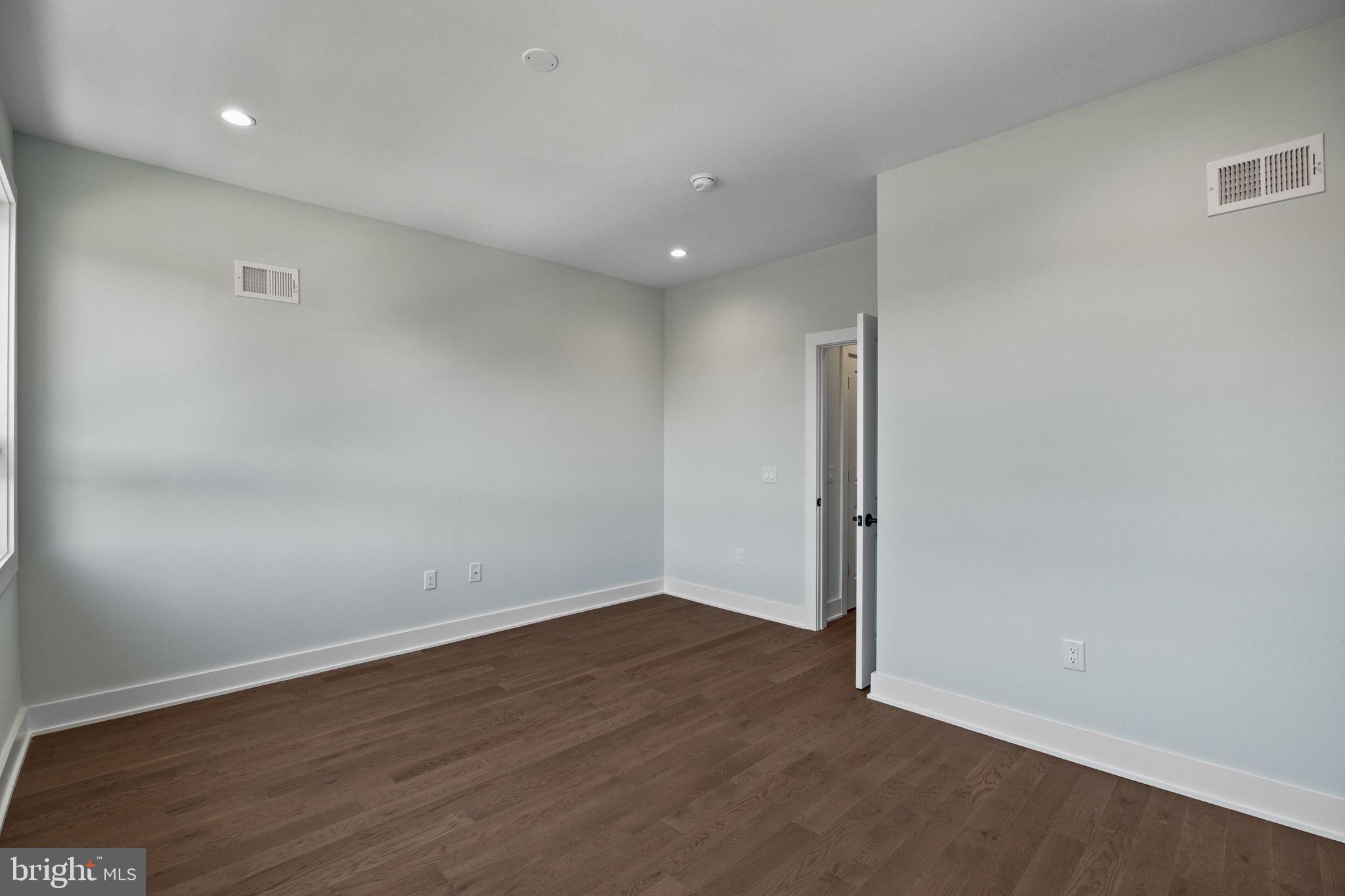 2202 E HUNTINGDON STREET