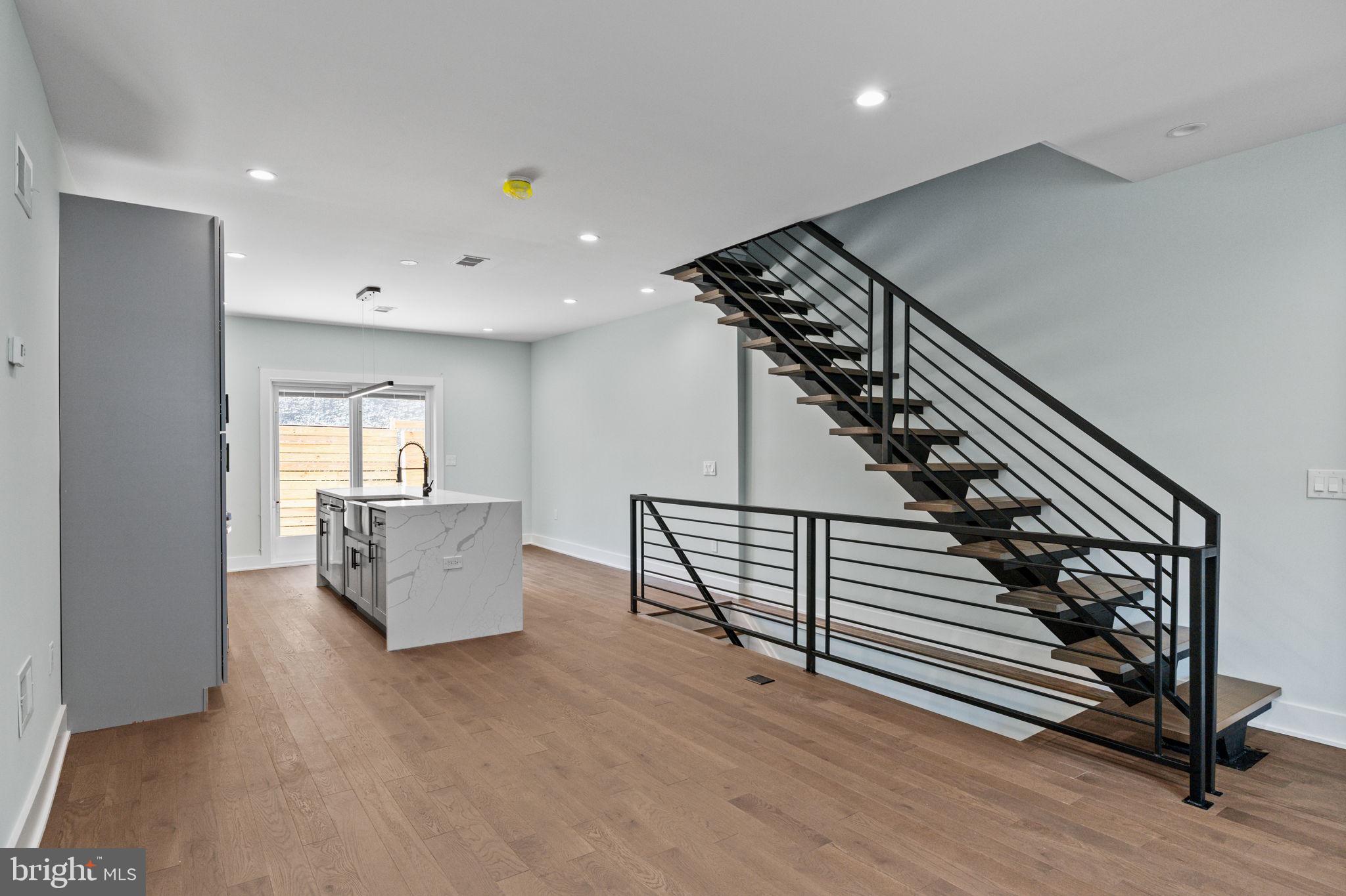 2202 E HUNTINGDON STREET