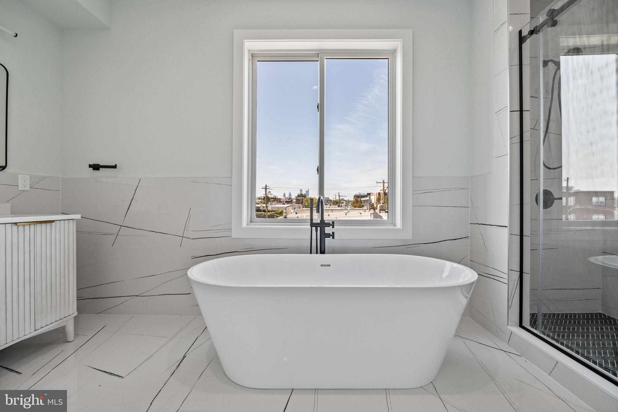 2202 E HUNTINGDON STREET