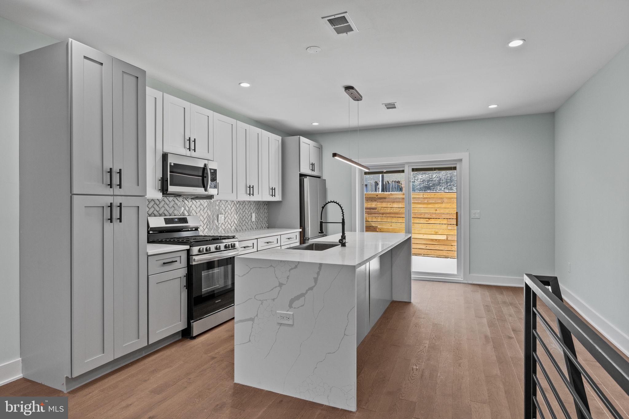 2202 E HUNTINGDON STREET