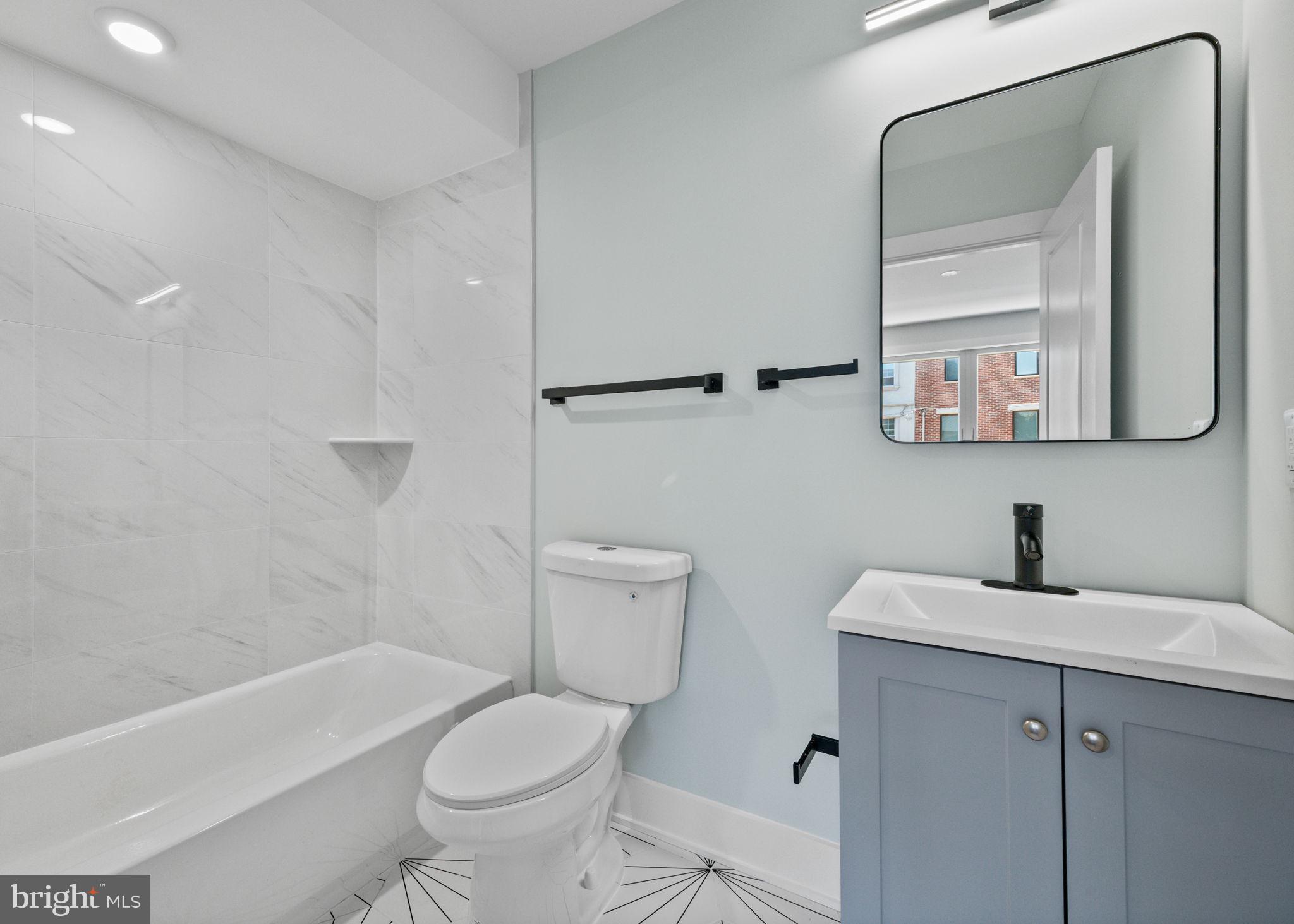 2202 E HUNTINGDON STREET