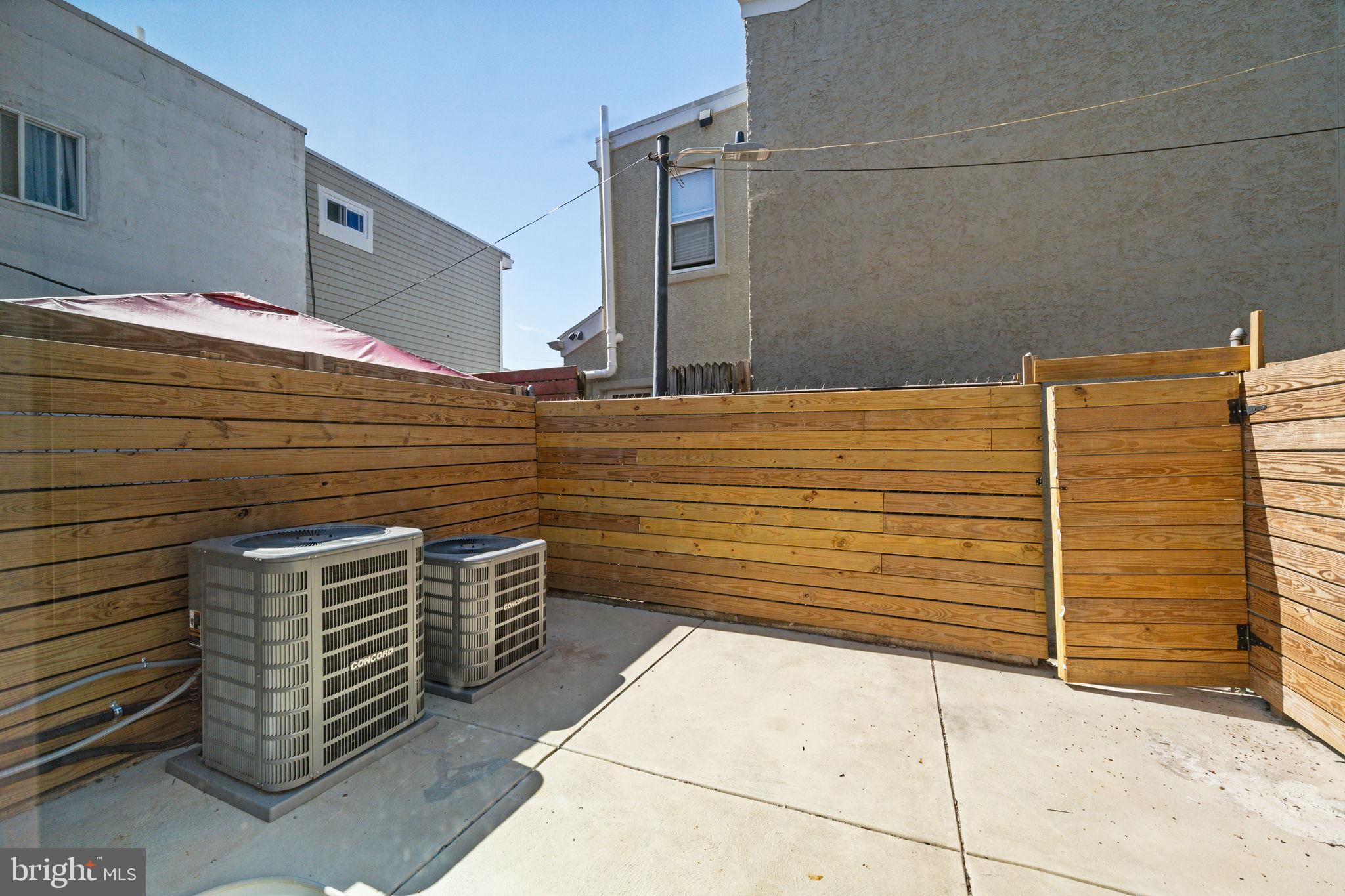 2202 E HUNTINGDON STREET